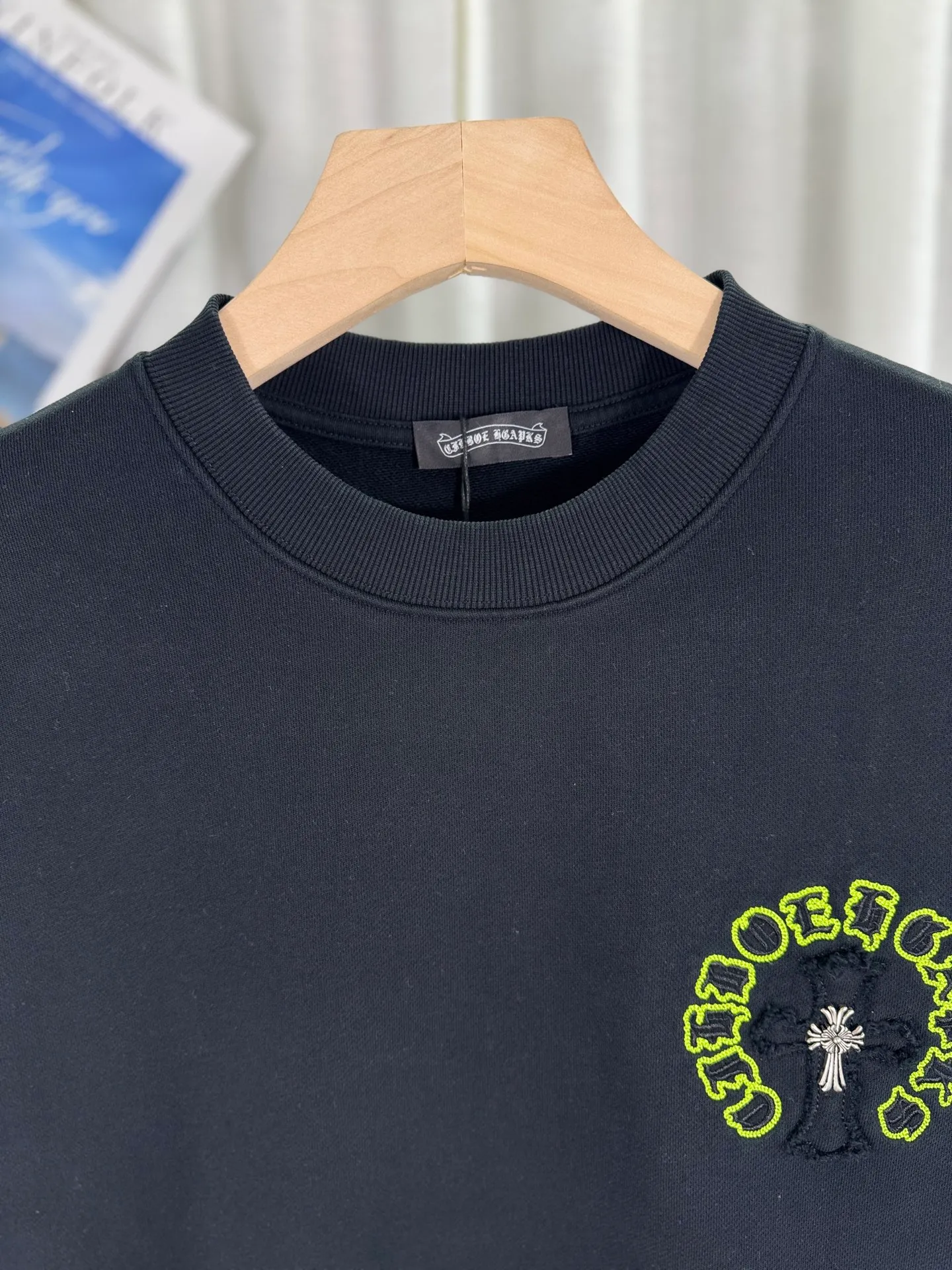 P260 top version, real shot without P, ​​different from market currency) 𝗖𝗵𝗿𝗼𝗺𝗲 𝗛𝗲𝗮𝗿𝘁𝘀/Cro Heart 2025 patch embroidery autumn and winter new original single counter American laser burnt 3D three-dimensional color embroidery couple casual sweatshirt 👑The highest version! Customized fabric 400g tripe terry fabric! American acid-washed and distressed original fabric laser burnt ✟appliqué embroidery and exquisite embroidery of letters! The best-selling model in the counter, very comfortable to wear. Accessories: original molded and authenticated collar label➕100% silk wash label. Genuine purchase-grade original hangtag��matching hanging rope➕3D hanging beads➕original packaging bag. Craftsmanship: The original version has consistent wiring! The highest version of the armhole matching technique! Color: White Black Size: S M L XL Style Number: 25-312